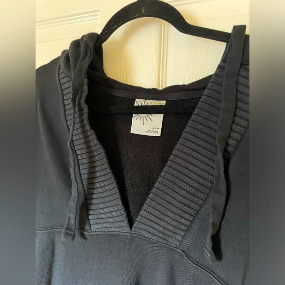 Aerie Offline by American Eagle Ribbed V Neck Hoodie Sweatshirt in Black - Picture 9 of 12